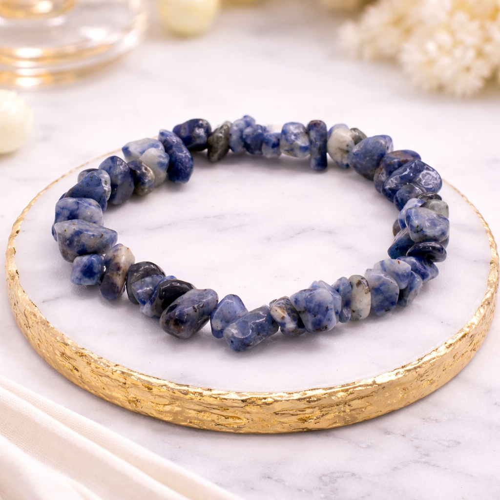 Sodalith Chip Armband aus Naturstein auf edler Steinplatte mit goldener Umrandung