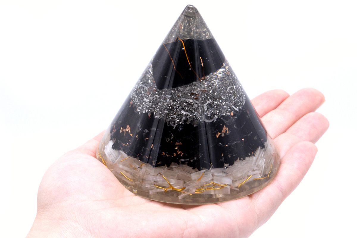 Orgonite Kegel – Selenit & Schwarzer Turmalin mit Kupfer