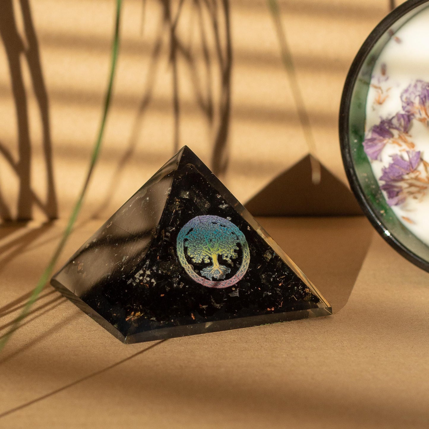 Kleine Orgonit-Pyramide (5,5 x 4,5 cm) – Baum des Lebens – Schwarzer Turmalin