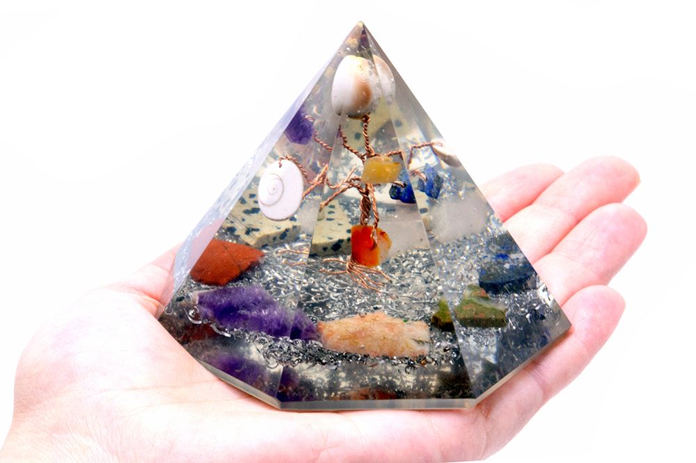 Orgonit 7-seitige Pyramide (90 mm) – Edelstein Weisheitsbaum