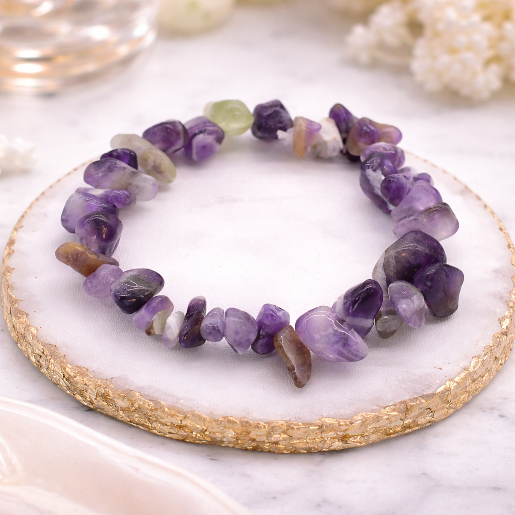 Amethyst Edelstein Armband aus Naturstein auf edler Steinplatte mit goldener Umrandung