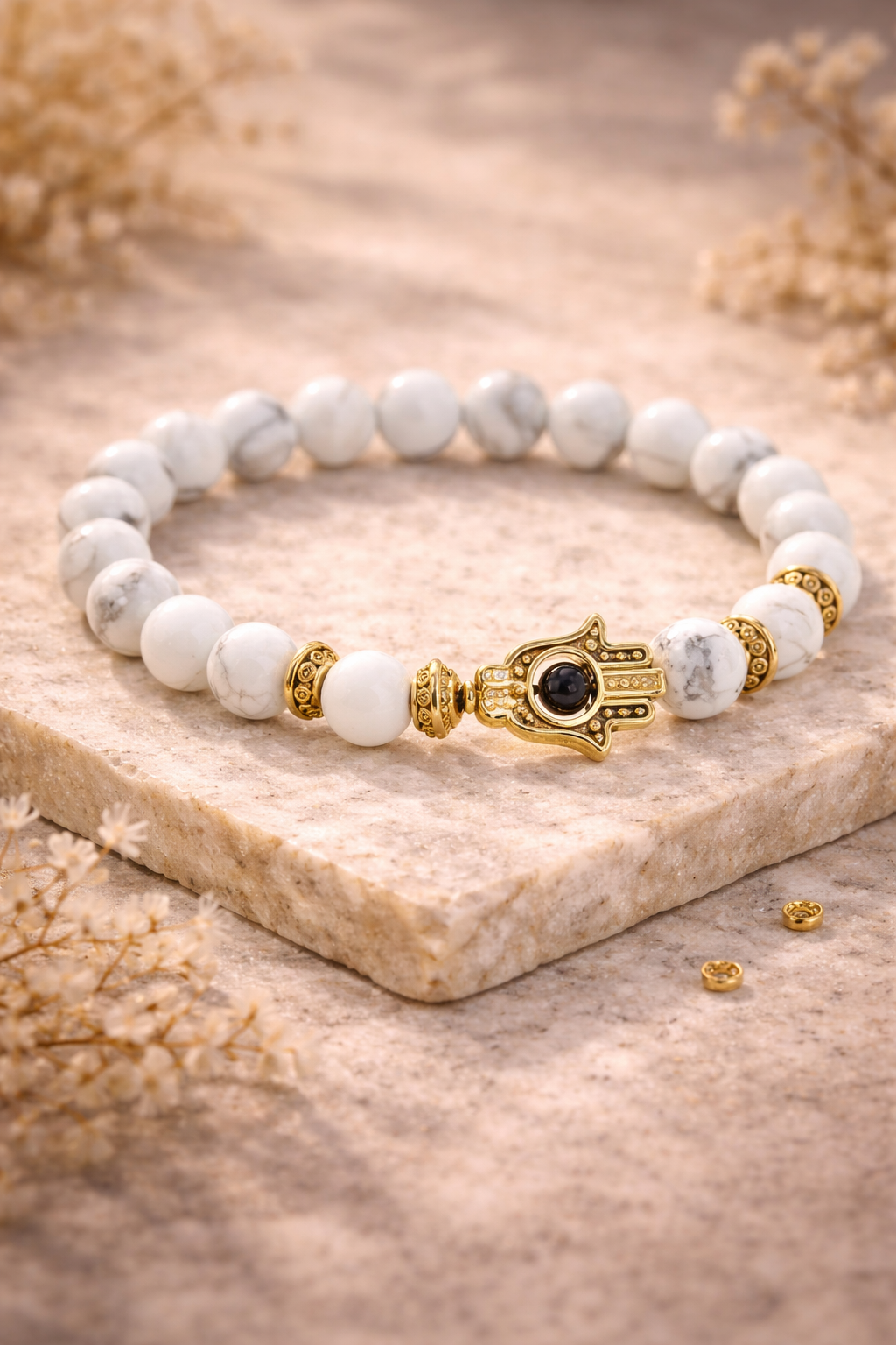 Gold Hamsa Armband mit weißem Howlite – Edelstein Armband für Balance & Schutz