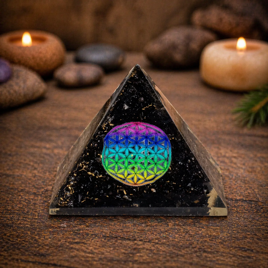 Kleine Orgonit-Pyramide (5,5 x 4,5 cm) – Blume des Lebens – Schwarzer Turmalin