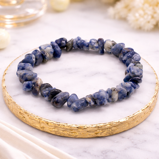 Sodalith Chip Armband aus Naturstein auf edler Steinplatte mit goldener Umrandung