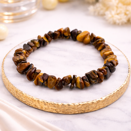 Elastisches Tigerauge Armband aus natürlichen Edelsteinen mit charakteristischem gold-braunem Schimmer, schlicht präsentiert auf hellem Hintergrund