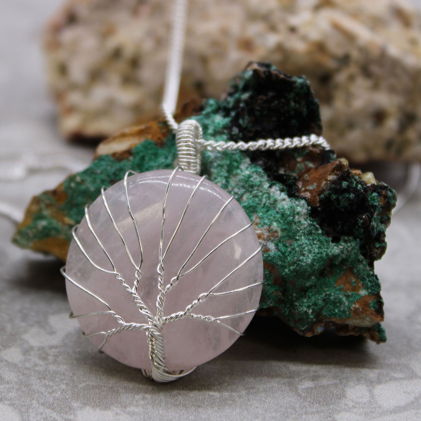 Lebensbaum Halskette mit Rosenquarz – Symbol für Liebe, Harmonie und neue Kraft