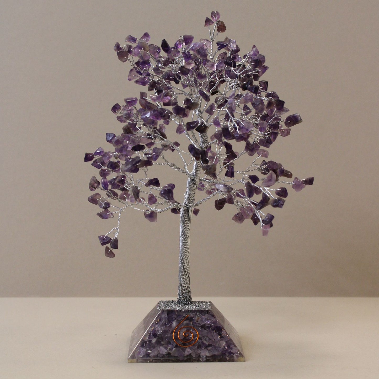 Edelsteinbaum mit Orgonit Basis – Amethyst für Klarheit, Ruhe und bewusste Räume