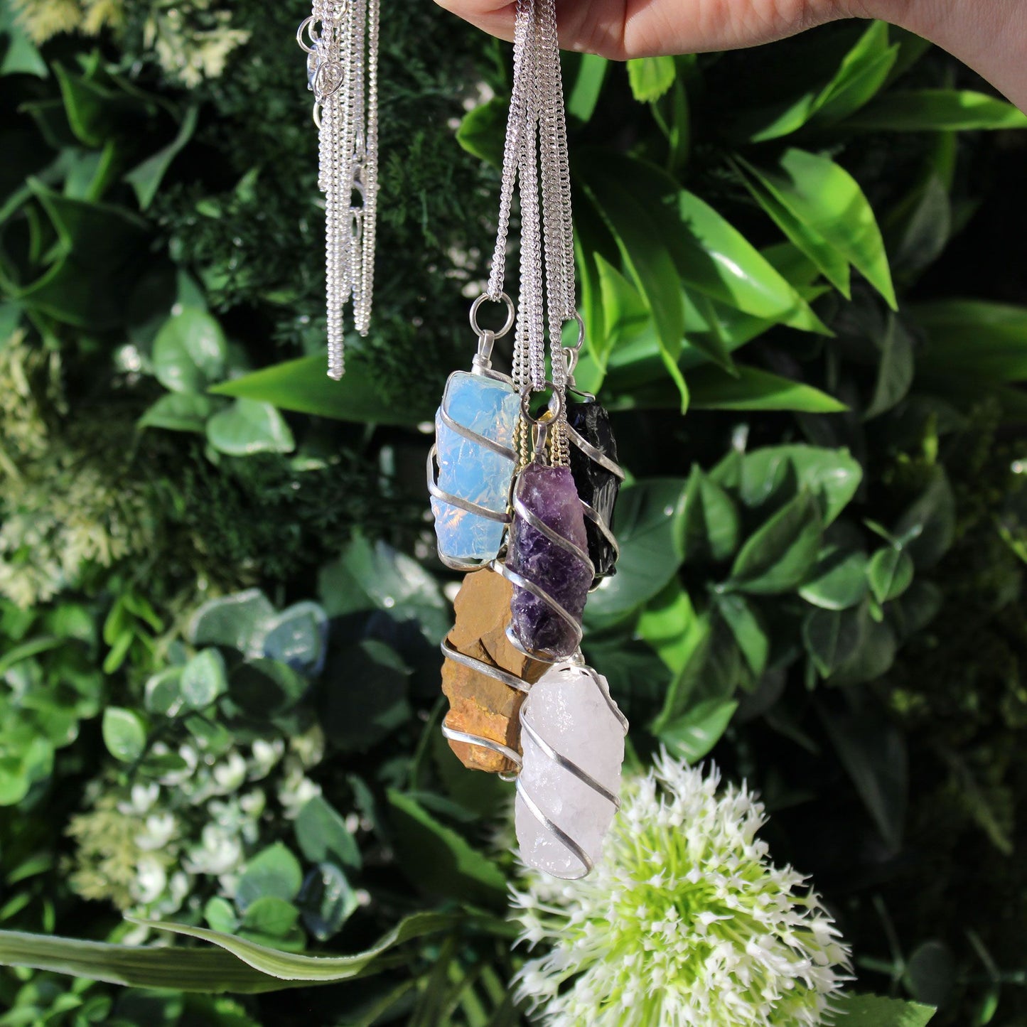 Kaskaden Halskette mit Roh-Opalit – schimmernder Edelsteinschmuck mit modernem Design