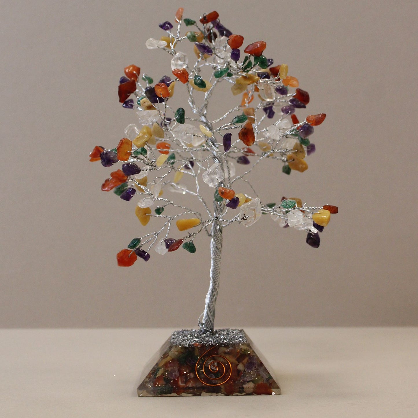 Edelsteinbaum mit Orgonit Basis – Multi Edelsteine für Balance und positive Energie