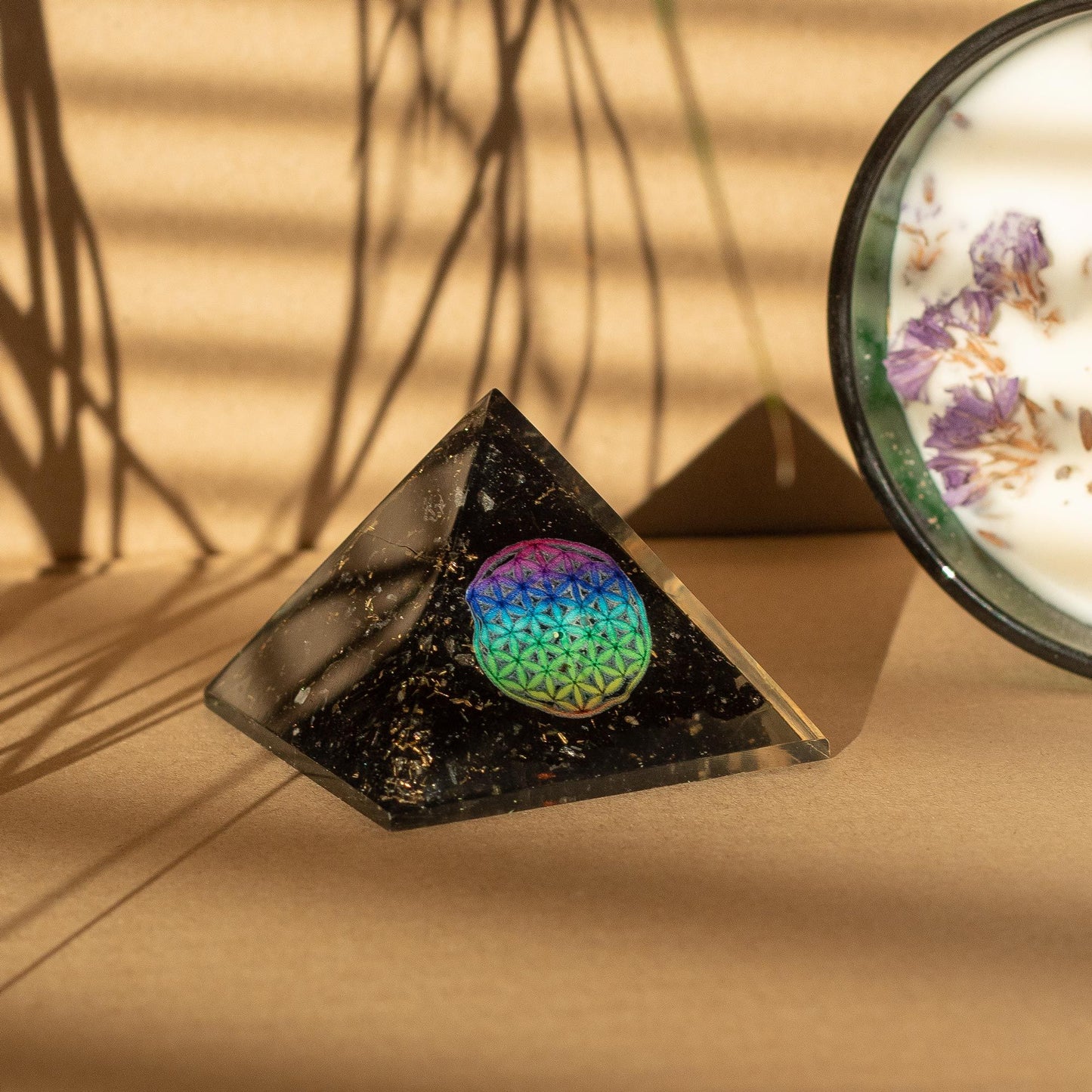 Kleine Orgonit-Pyramide (5,5 x 4,5 cm) – Blume des Lebens – Schwarzer Turmalin