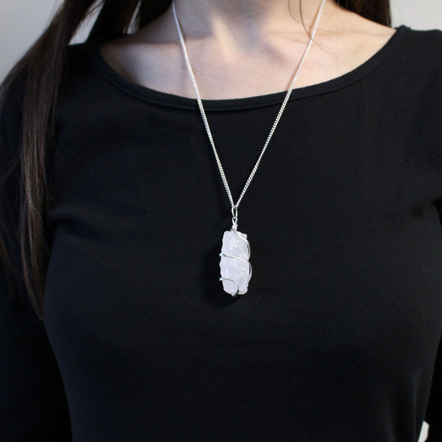 Kaskaden Halskette mit Roh-Opalit – schimmernder Edelsteinschmuck mit modernem Design
