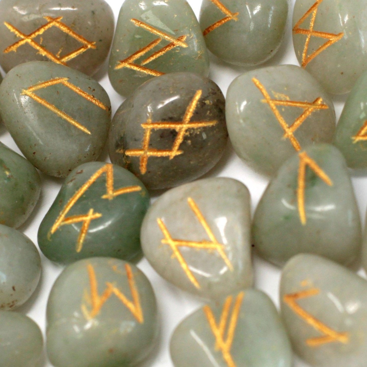 Runenstein Set aus grünem Aventurin – mystisches Orakel Set mit 25 Steinen