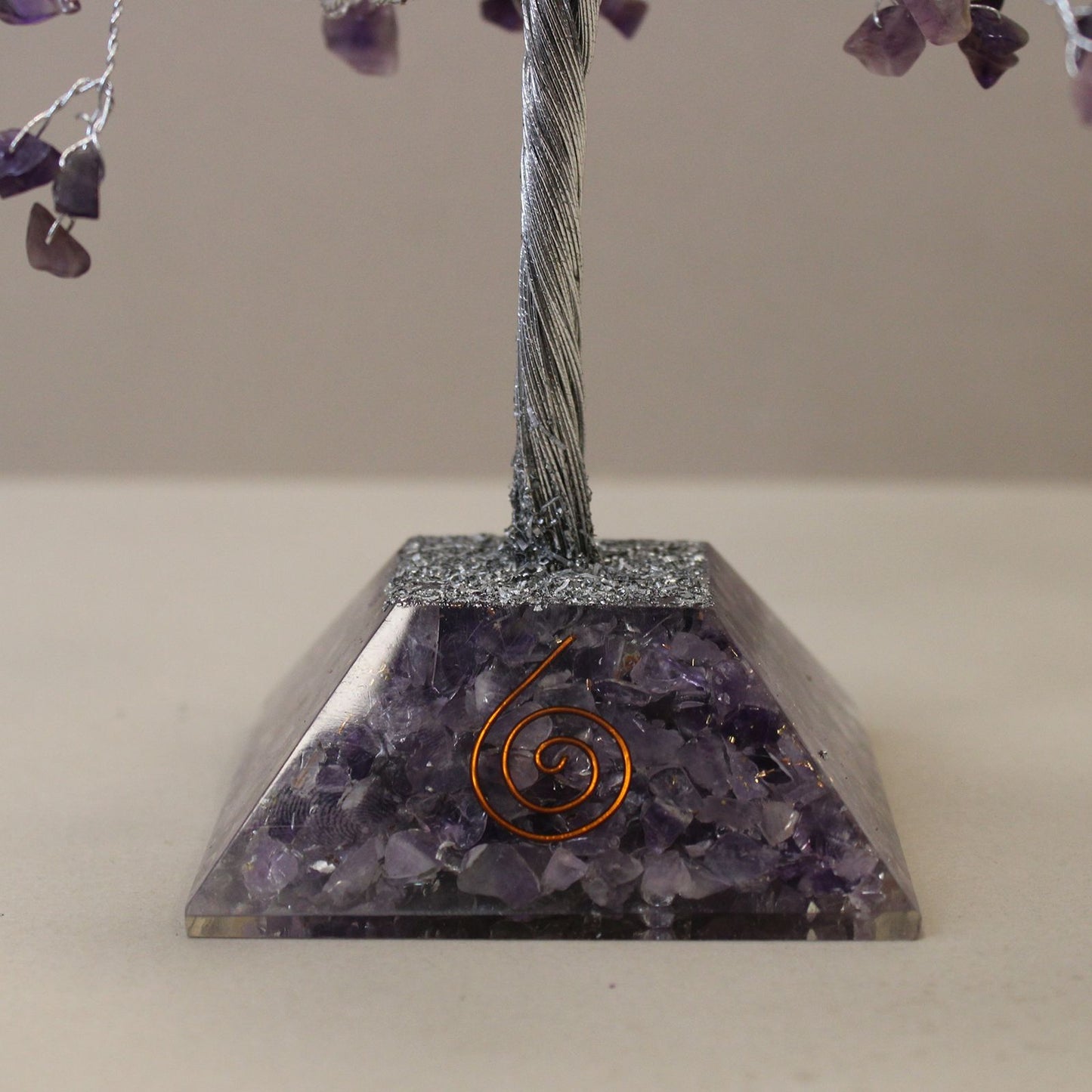 Edelsteinbaum mit Orgonit Basis – Amethyst für Klarheit, Ruhe und bewusste Räume