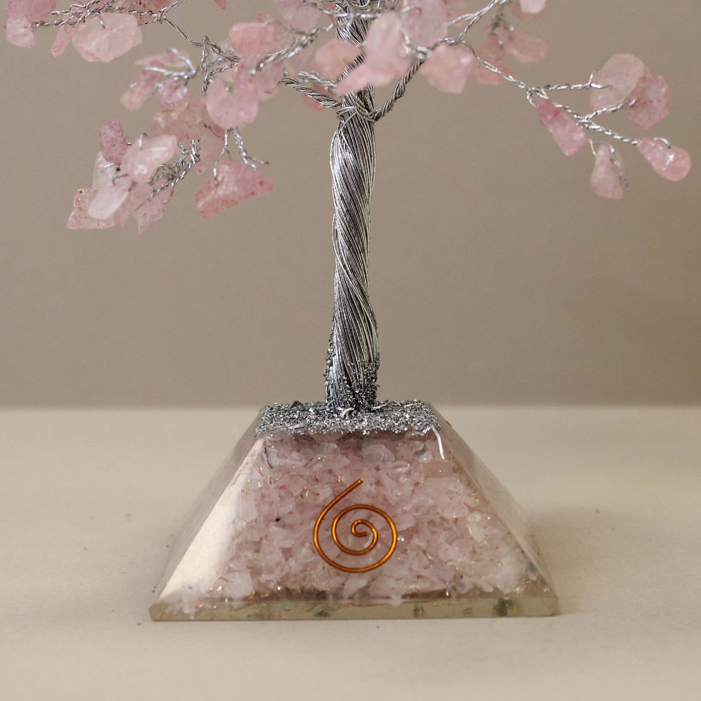 Edelsteinbaum mit Orgonit Basis – Rosenquarz für Harmonie, Ruhe und positive Energie