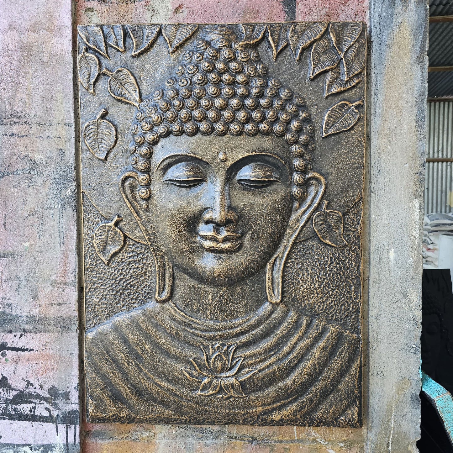 Buddha Wandbild Metallrahmen – Antique Gold Relief 70 x 100 cm