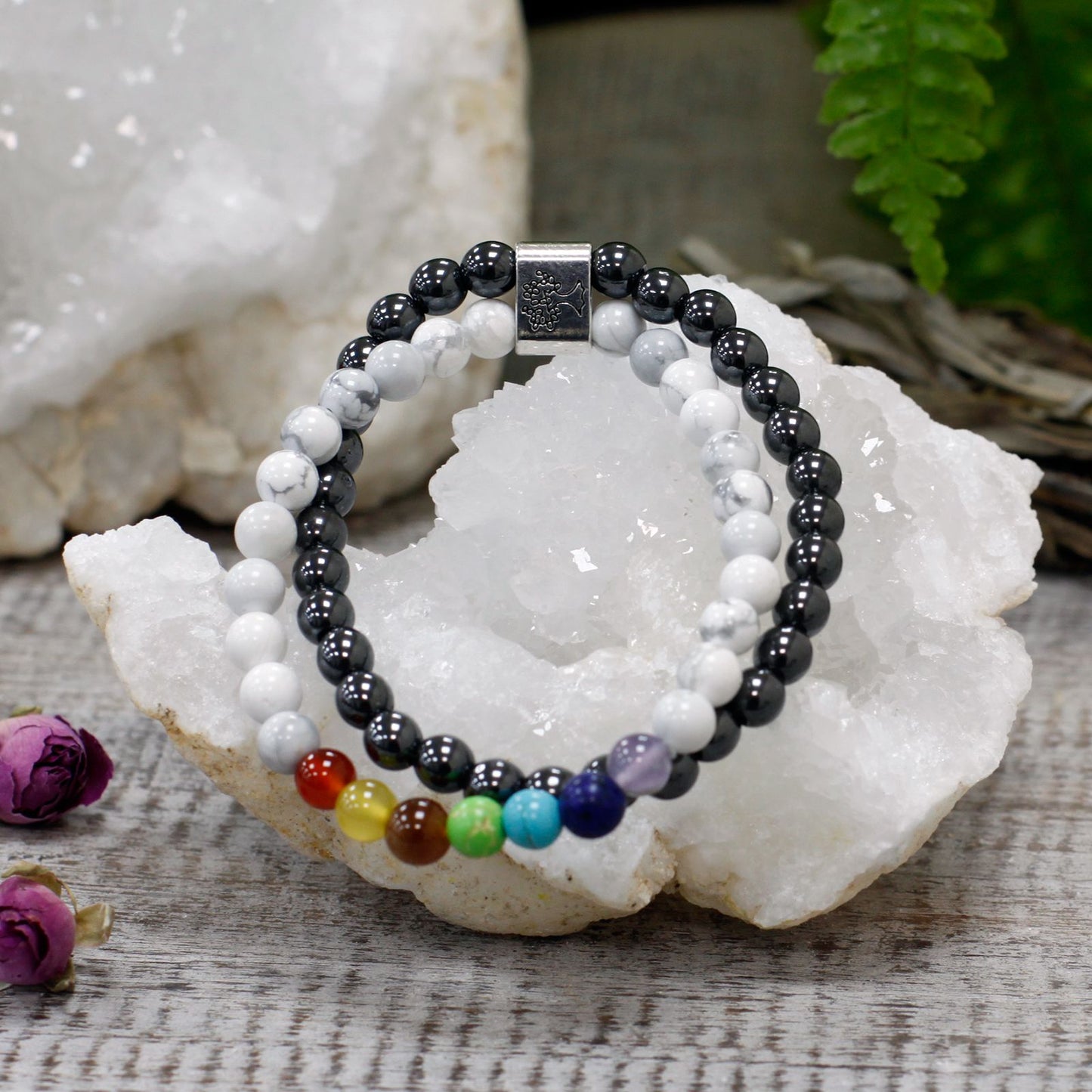 Magnetisches Edelstein Armband mit weißem Howlith & Chakra-Steinen – Harmonie für Körper und Geist
