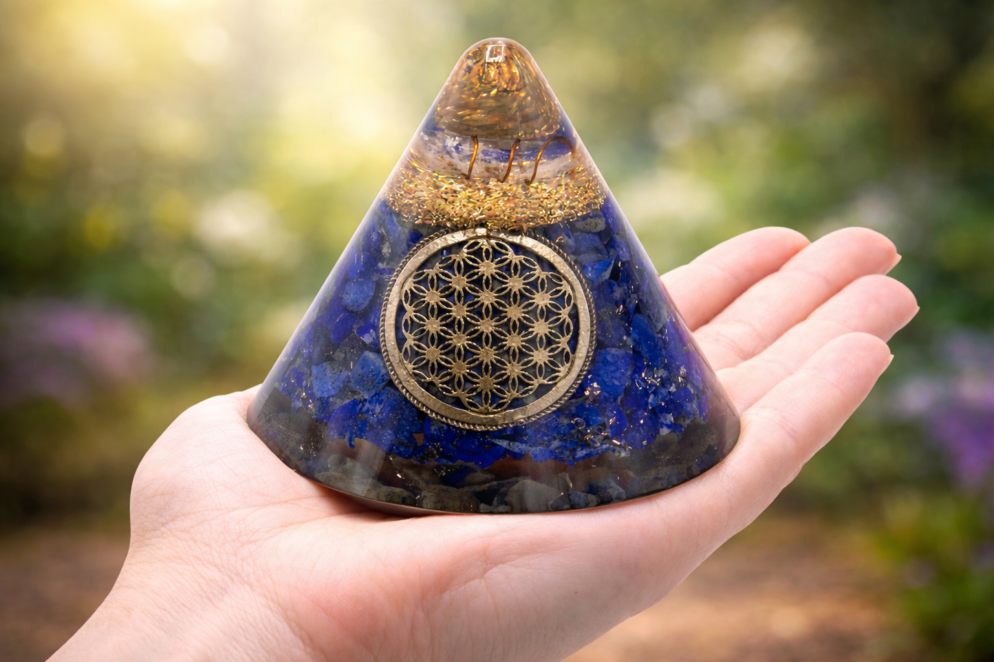 Detailaufnahme Orgonit Pyramide mit Metallpartikeln