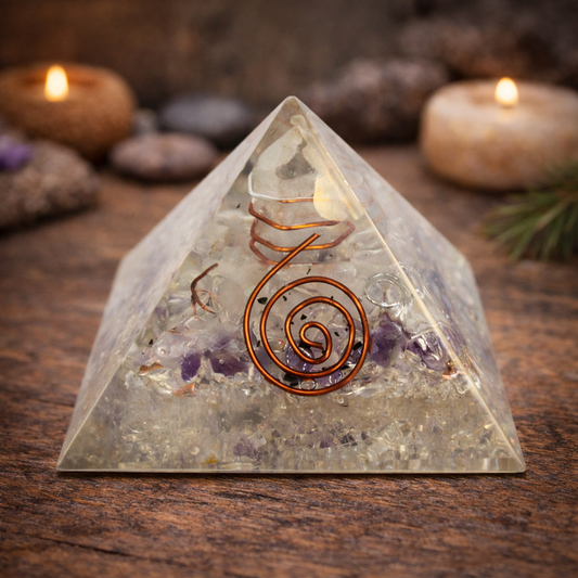 Orgonit Pyramide mit Edelsteinen und Kupfer